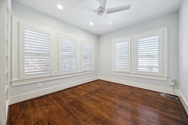 Building Photo - 907 W Melwood St