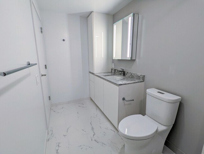 Building Photo - New Fully Furnished High Floor luxurious S...