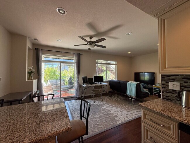 Building Photo - "Spacious 6-Bedroom Haven with 5 Full Baths in Aurora - 3,729 Sq. Ft. of Comfort & Style!"