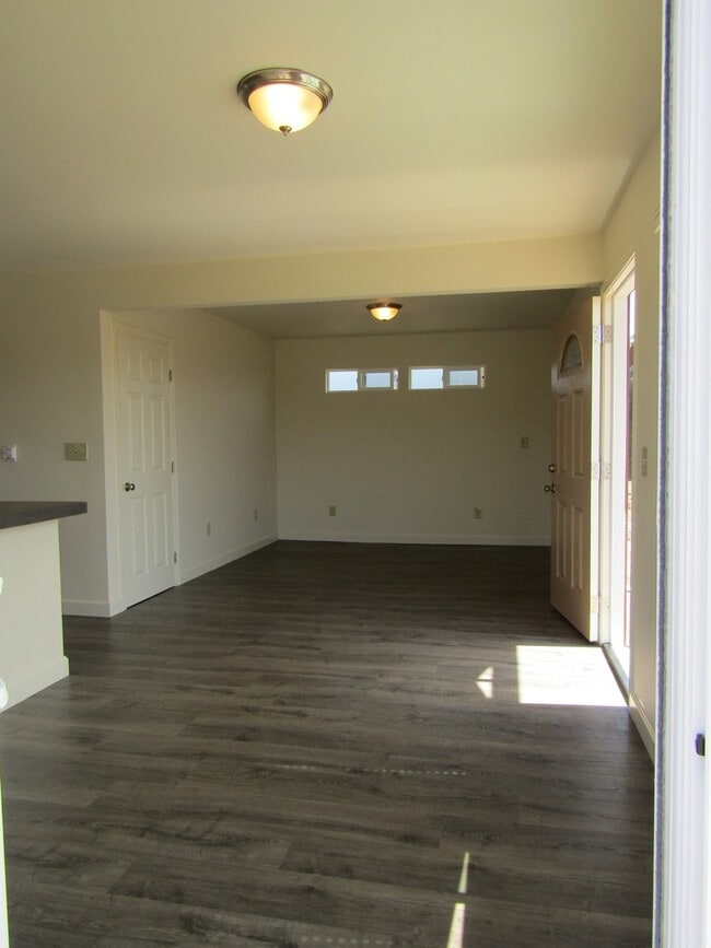 Building Photo - Country Cottage- Water Included!