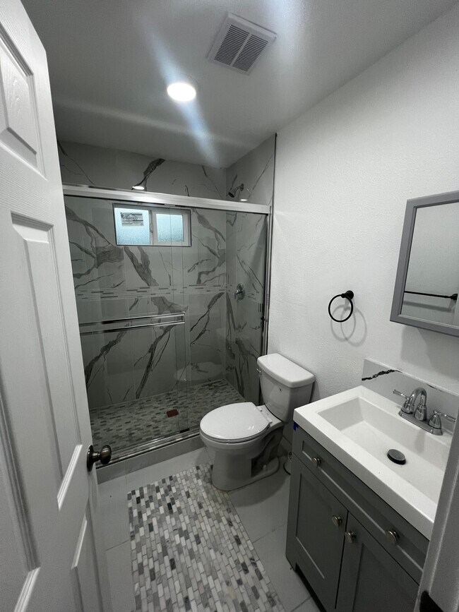 Building Photo - 2116 Zoe Ave