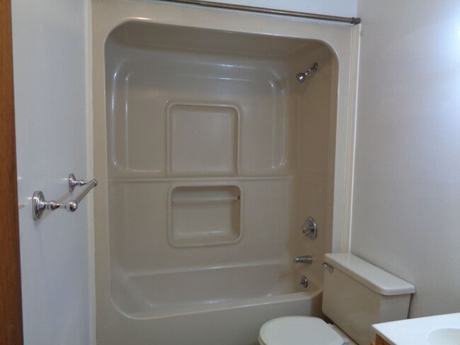 Building Photo - Cute House-Nice Yard!