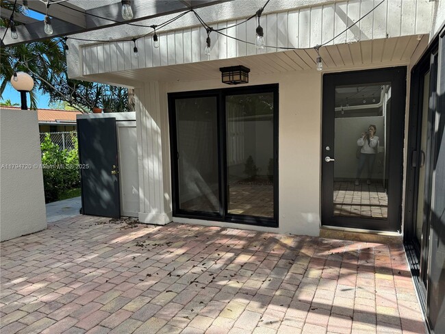 Building Photo - 4702 SW 67th Ave