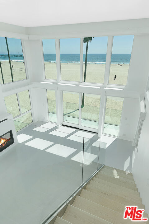 Building Photo - 2419 Ocean Front Walk