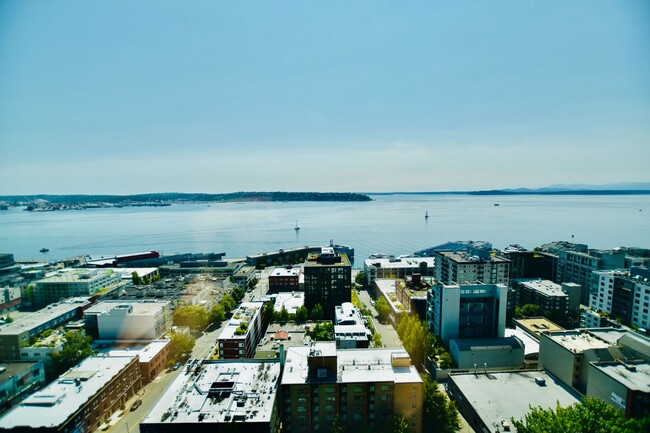 Building Photo - Stunning Belltown Penthouse w/ Ocean Views