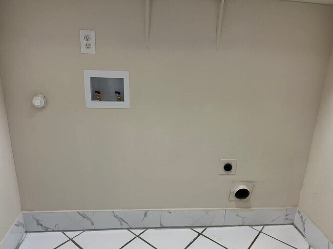 Building Photo - Beautiful 3 Bedroom 2 Bathroom in Plano!