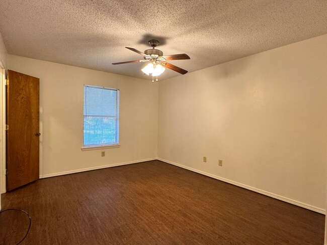 Building Photo - 10802 Kiamichi Dr