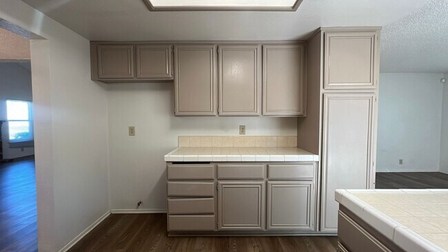 Building Photo - (APPLICATION PENDING) West Lancaster Home in a cul-de-sac