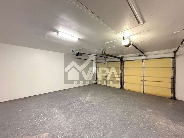 Building Photo - 5419-5419 Lk Grv Dr