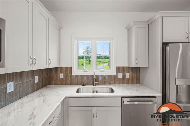 Building Photo - Well-Located Townhome with Private Off-Street Parking
