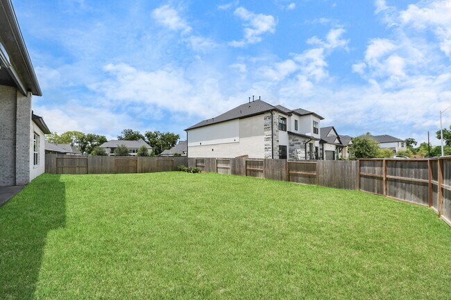 Building Photo - 10235 Forest Lake Dr
