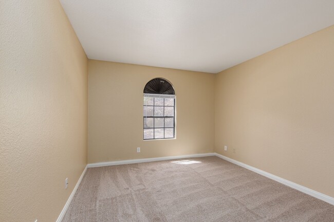 Building Photo - 2 bedroom in gated community with pool/spa...