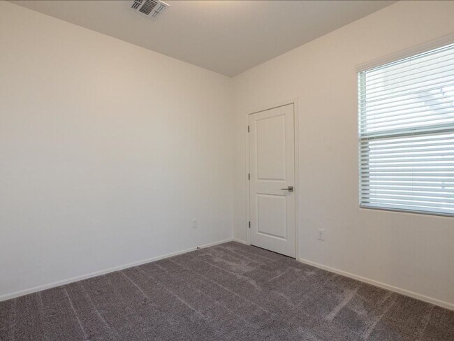 Building Photo - Modern Comfort Meets Community Living – 3 Bed, 2 Bath Beauty with Resort-Style Amenities!