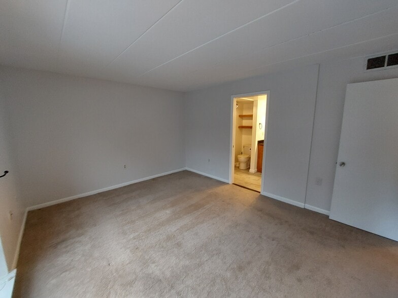 Building Photo - 100 Roberts Ln