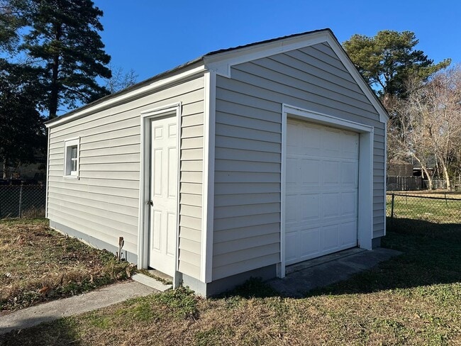 Building Photo - Charming 2BR/1BA Bungalow in Historic Downtown!