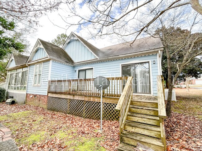 Building Photo - Charming Townhome with Garage! Close to the interstate and shopping!