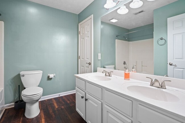 Building Photo - 131 Crestwood Ln