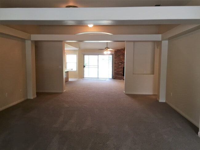 Building Photo - 5801 Roscomare St