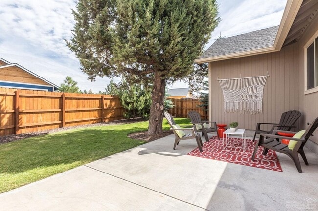 Building Photo - Single Level NE Bend Home