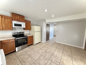 Building Photo - 3 Bedroom Layton Townhome Available Now