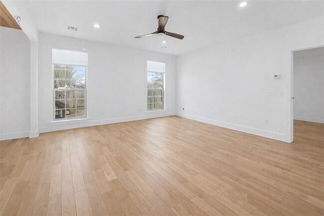 Building Photo - 110 SE G Ct