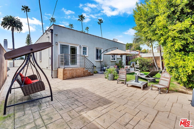 Building Photo - 326 N Doheny Dr