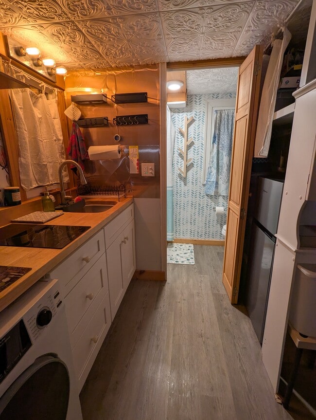 Building Photo - 16 Pine St