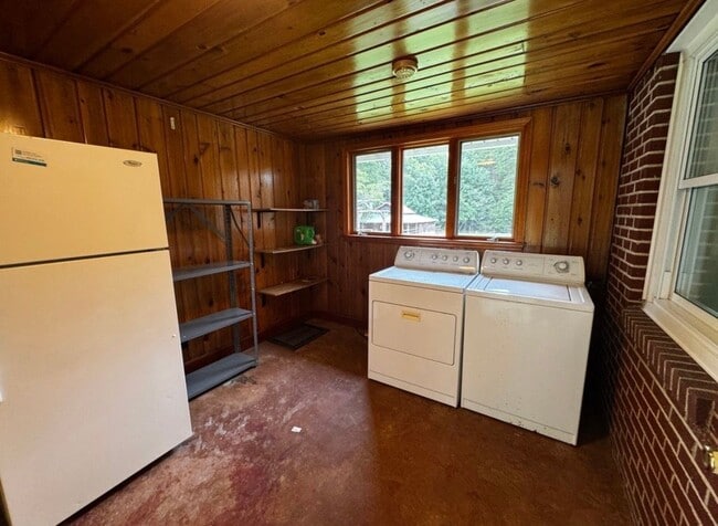 Building Photo - 4011 Rolling Hill Dr