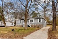 Building Photo - Beautifully Renovated 3 Bedroom 2 Bath Hom...