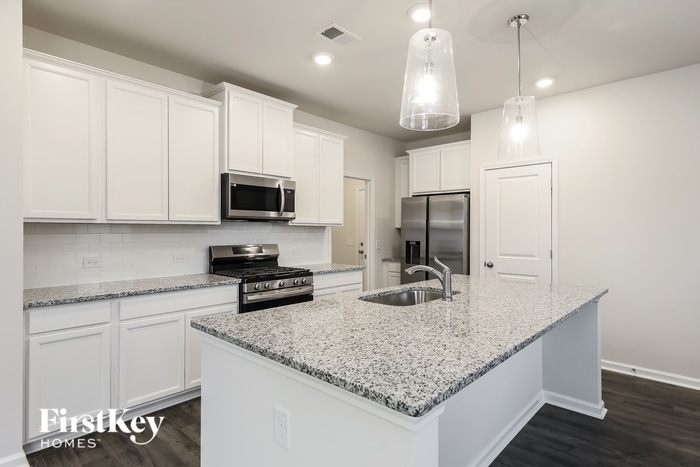 Building Photo - 586 Hillpark Ln