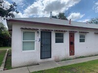 Building Photo - 213 Oildale Dr