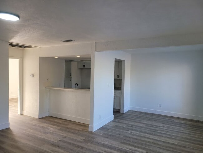 Building Photo - FOR RENT!!! CUTE AND COZY 1 BEDROOM 1 BATHROOM CONDO.- ON THE WATER...