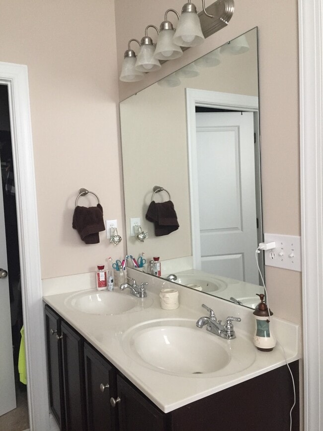 Building Photo - Home Available In White Oak Ridge - Travelers Rest Area