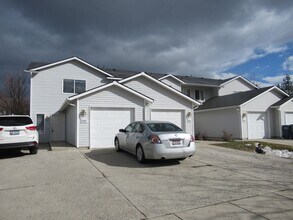 Building Photo - Town Home!