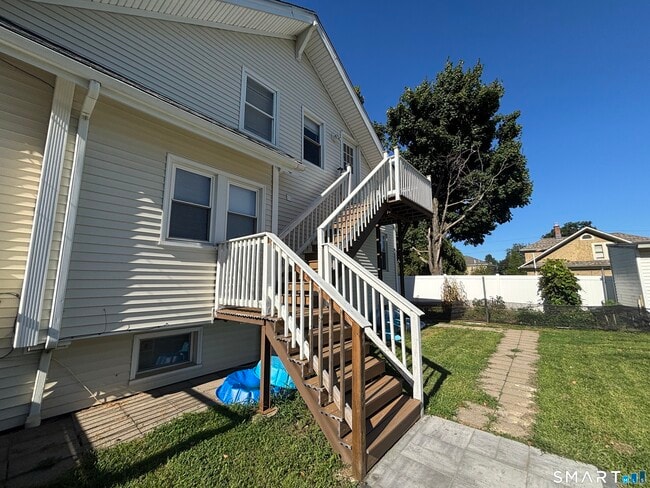 Building Photo - 16-18-18 Hayes Dr