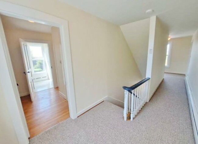 Building Photo - 3 Bed / 1-1/2 Bath Single Family w/2 Car G...