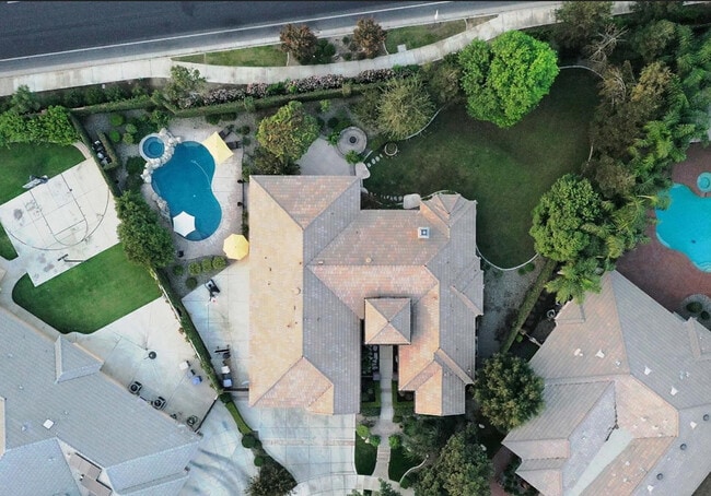 Building Photo - 1700 Briercliff Ct