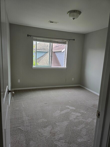 guest bed 2 - 454 Shelton Pl NE