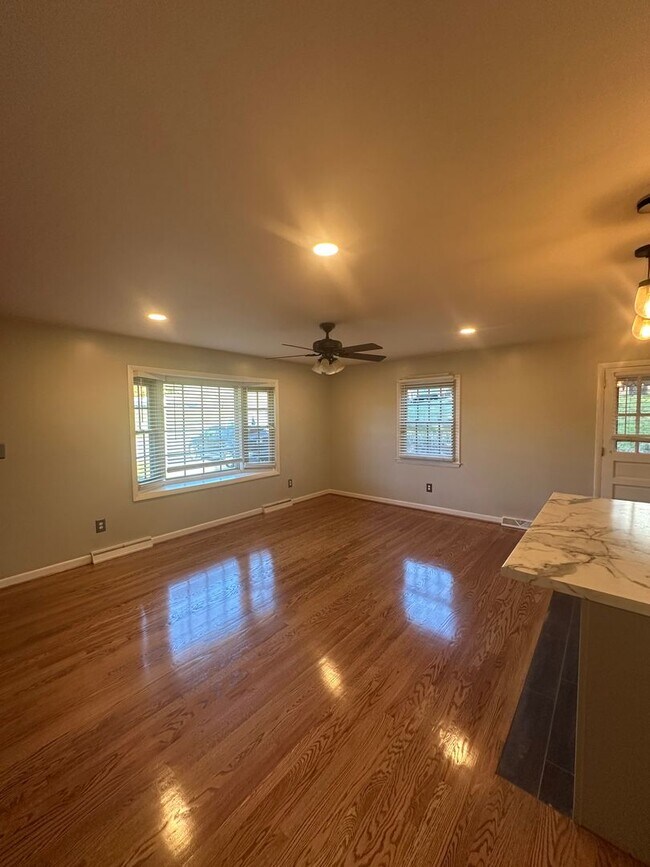 Building Photo - 3 bedrooms 2 baths, Split Level in the loc...