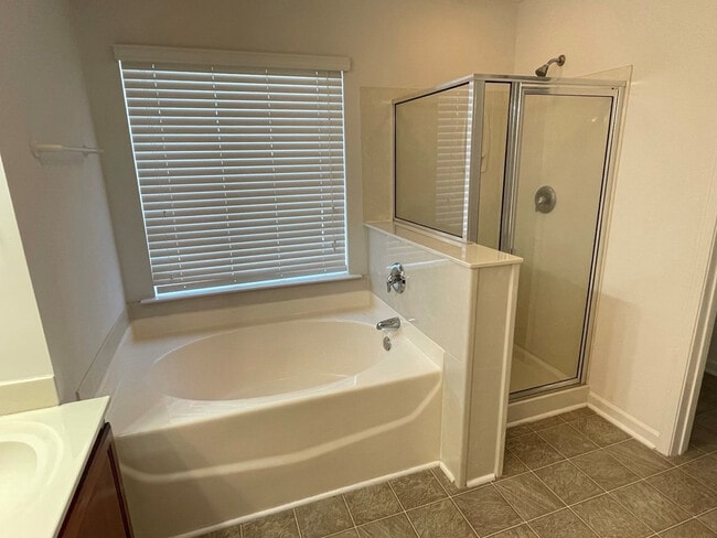 Building Photo - 3215 Lauderdale Ln