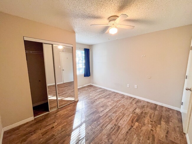 Building Photo - Windsor Park #1118 - On several bus routes to UF