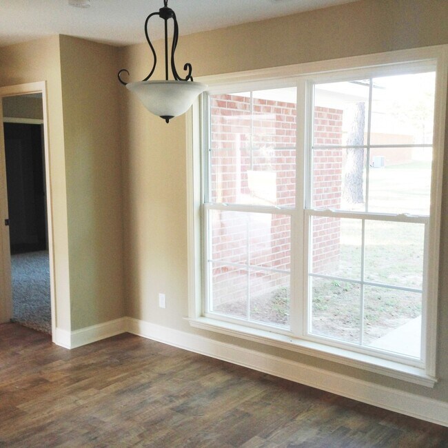 Building Photo - 813 Maple Dr