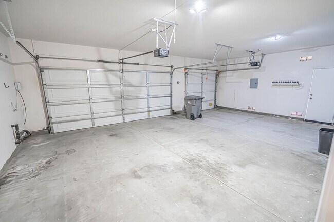 Building Photo - Single Story Pool Home for Rent in Palmdale.