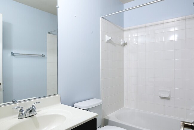 Building Photo - 2638 S Kenmore Ct