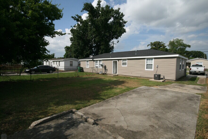 Building Photo - 2310 Rose Dr