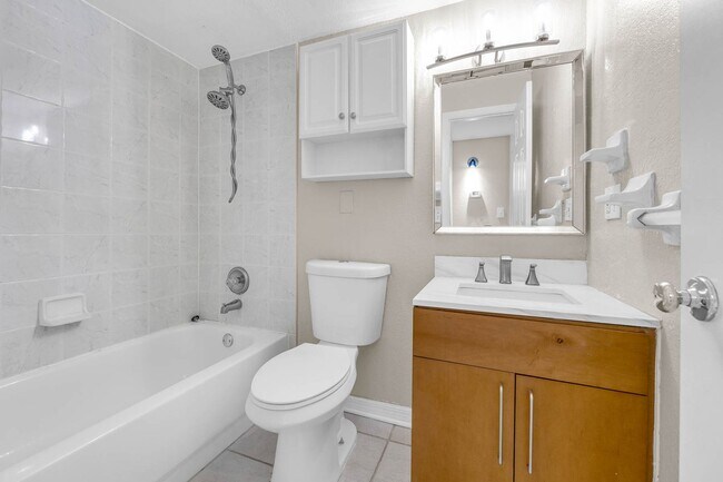 Building Photo - Renovated Condo in Downtown's coveted Dela...