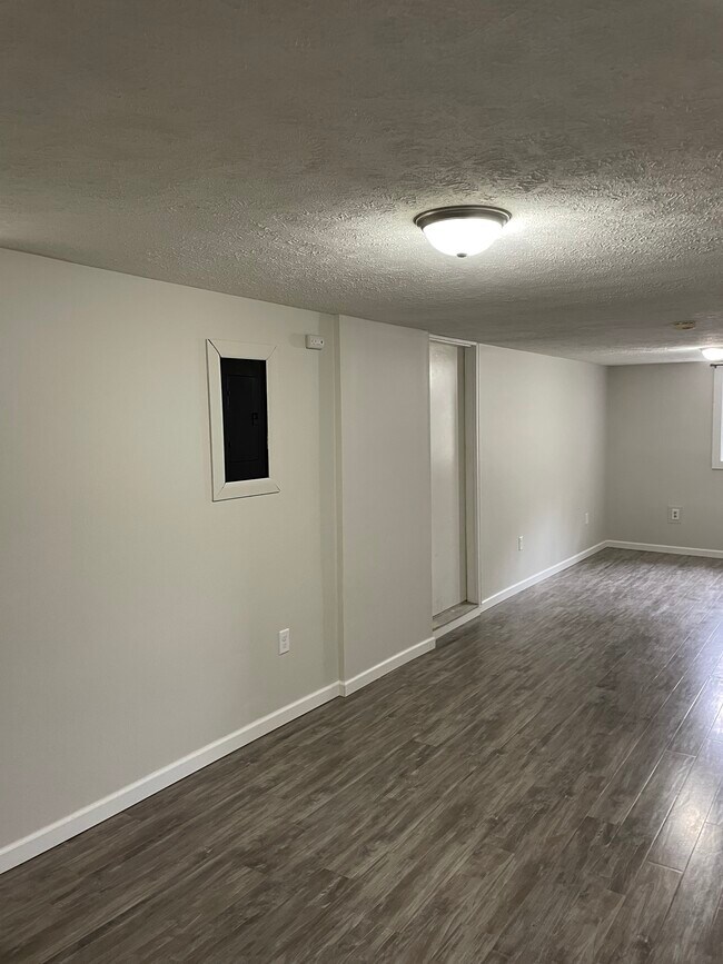 Building Photo - 903 G St