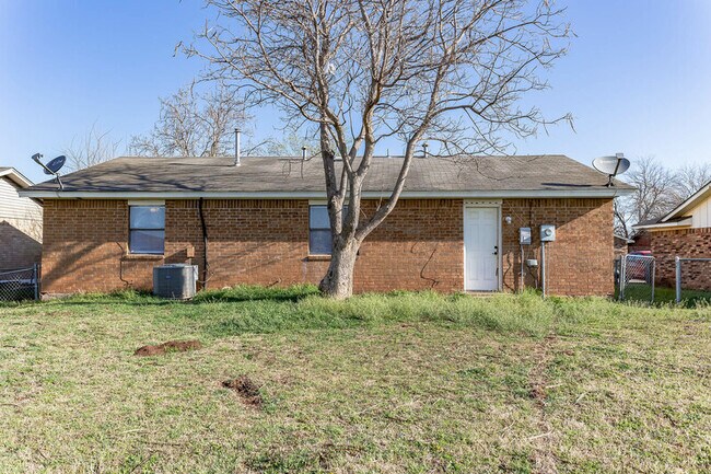 Building Photo - 404 E Texas Dr
