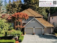 Building Photo - Elegant Lakeside Living Awaits in Issaquah...