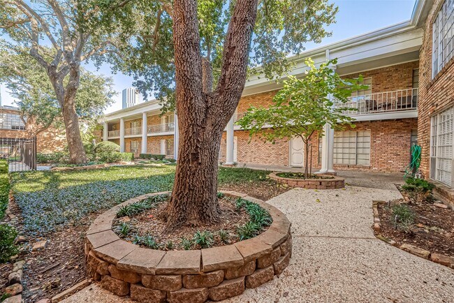 Building Photo - 2201 Fountain View Dr
